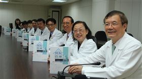 奇美醫院出書揭管理秘方奇美醫學中心3日發表收錄醫護團隊管理實例的「醫院管理的私房筆記」新書，院長邱仲慶（右）帶領作者群出席。中央社記者楊思瑞攝　108年1月3日