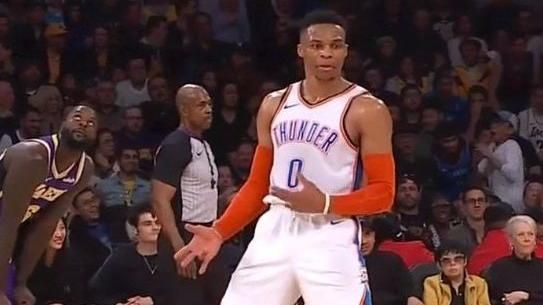 NBA／威少對吹耳哥彈「空氣吉他」
