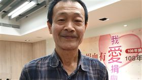 兒子罹癌苦等血　他捐血是給人新希望（1）今年67歲的王聖中民國66年時為了車禍的表弟捐出第一次血，後續又因兒子罹血癌常要受血治療，深知血液象徵人生的希望。台灣血液基金會3日邀請王聖中分享持續捐血的故事，圖為王聖中拿著兒子照片。中央社記者陳偉婷攝　108年1月3日