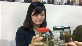 黑潮海洋基金會公布海洋塑膠微粒調查（1）環保團體黑潮海洋文教基金會107年5月底啟動「島航計畫」，針對全台51個檢測點進行海水表面微塑膠打撈與蒐集，經半年多分析，3日公布調查結果，確認台灣領海範圍布滿塑膠微粒。中央社記者吳欣紜攝　108年1月3日