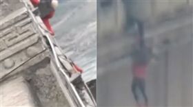 大陸紅衣女突然跳橋輕生　熱心妹拼死拉住（圖／翻攝自澎派新聞YouTube）