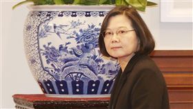 回應習近平談話　蔡總統：台灣絕不接受一國兩制總統蔡英文（圖）2日下午在總統府召開記者會，發表近6分鐘談話回應中國國家主席習近平告台灣同胞書40週年對台談話，重申台灣絕對不會接受一國兩制，絕大多數台灣民意也堅決反對一國兩制。中央社記者郭日曉攝　108年1月2日