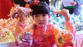 2019台灣燈會將登場　小提燈屏安豬亮相2019台灣燈會2月19日將在屏東大鵬灣國家風景區登場，交通部觀光局3日舉辦記者會，搶先公布小提燈「屏安豬」樣式。中央社記者王飛華攝　108年1月3日