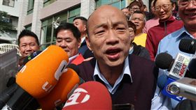 談兩岸關係　韓國瑜籲正視險峻處境高雄市長韓國瑜（前中）3日在高雄市農會接受媒體訪問，針對兩岸問題提出兩個「不要懷疑」說法，呼籲政治人物正視險峻的兩岸關係。中央社記者王淑芬攝　108年1月3日