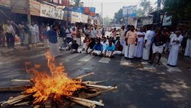女性闖印度神廟引發暴力抗議（圖／翻攝自推特）