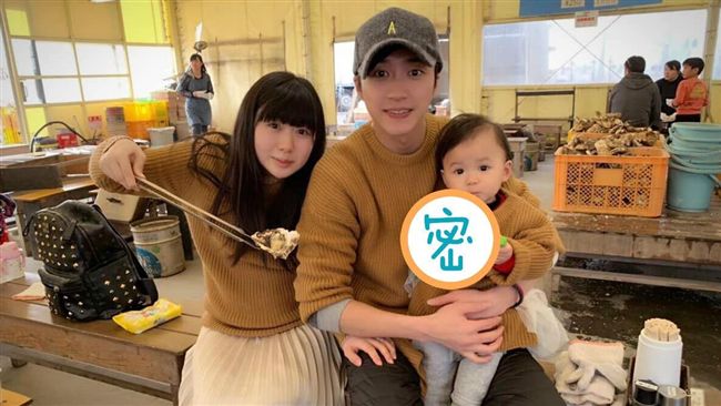 萌殺！1歲小小愛「超齡手勢」成亮點