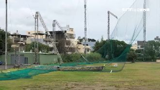 小白球滿天飛　練習場護網倒了還營業