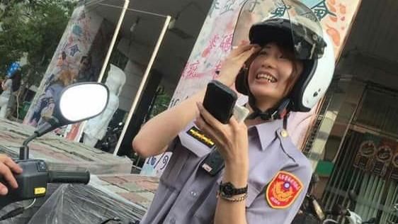 被違規男撩　仙氣正妹女警嬌羞笑