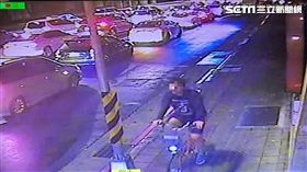 台北市環河北路三段上的檳榔西施遭怪男熊抱（業者提供）