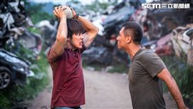 胡宇威(左)、鄭人碩(右)衝突場面張力十足。（圖／想亮影藝提供）