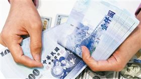 新台幣,薪資,工資,千元大鈔。（圖／翻攝自@WallStTV推特）