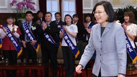 蔡總統接見第21屆全國商店傑出店長總統蔡英文（前右）3日在總統府接見第21屆全國商店傑出店長及社團法人台灣連鎖暨加盟協會幹部代表，蔡總統說，政府會提供更多職業訓練與生涯諮詢的資源，讓年輕人可以有方向、有方法地去做夢，然後實現夢想。中央社記者鄭傑文攝　108年1月3日