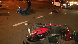 機車路口高速對撞　嫩妹騎士痛到流淚