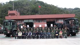 在「中華民國陸軍司令部」臉書官方粉絲頁，PO出的勞軍照片，秀出軍方部署在外島前線的雷霆2000多管火箭，曝光「新砲王」,臉書