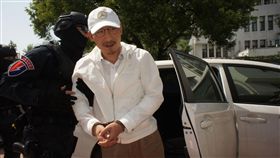 江欽良涉農會詐貸　移送南投地檢署（2）南投知名人士江欽良（右）被控涉嫌向南投縣草屯鎮農會詐貸，檢警26日帶回江欽良等35人調查，經漏夜偵辦，江欽良27日上午移送南投地檢署。中央社記者蕭博陽南投縣攝　106年10月27日