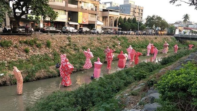 人形站立撞「鬼娶親」…花燈連夜急撤