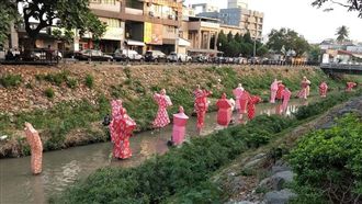 人形站立撞「鬼娶親」…花燈連夜急撤