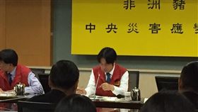 ▲行政院長賴清德閱讀各部會關於非洲豬瘟的報告。（圖／記者林仕祥攝）