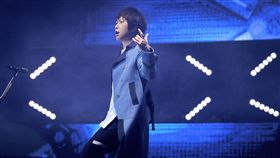 五月天台中開唱  伴歌迷迎接2019（2）樂團五月天2018年最後一天，在台中舉行「LIFE 人生無限公司」巡迴演唱會，陪伴歌迷倒數跨年。五月天感謝歌迷年年陪伴，還加碼帶來點歌橋段，送上歌曲「寵上天」。圖為主唱阿信。（相信音樂提供）中央社記者江佩凌傳真  108年1月1月