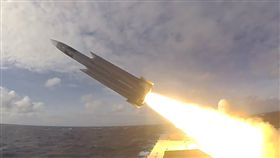 海軍公開雄三發射畫面 火光一閃超音速劃天際(圖/翻攝自海軍臉書)