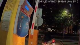 台中大嬸搶衝柵欄省10元停車費／翻攝自臉書爆廢公社
