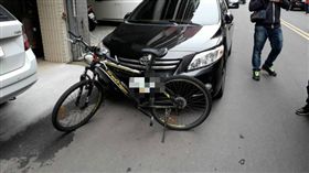 沙鹿元大銀行遭搶20萬 搶匪騎單車逃逸／翻攝畫面