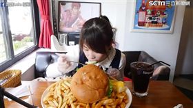 路路挑戰完食巨大漢堡餐。（圖／路路LuLu臉書授權）
