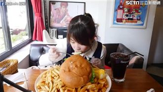 七公斤！大胃網紅完食巨大漢堡餐