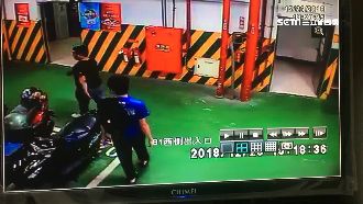 沒義氣豬隊友！竊賊見警丟下同伴落跑