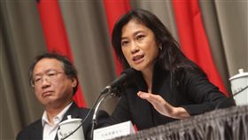 行政院會後記者會（2）行政院會後記者會27日在行政院新聞中心舉行，由行政院發言人Kolas Yotaka（右）主持，農委會副主委黃金城（左）等人出席。中央社記者吳家昇攝  107年12月27日