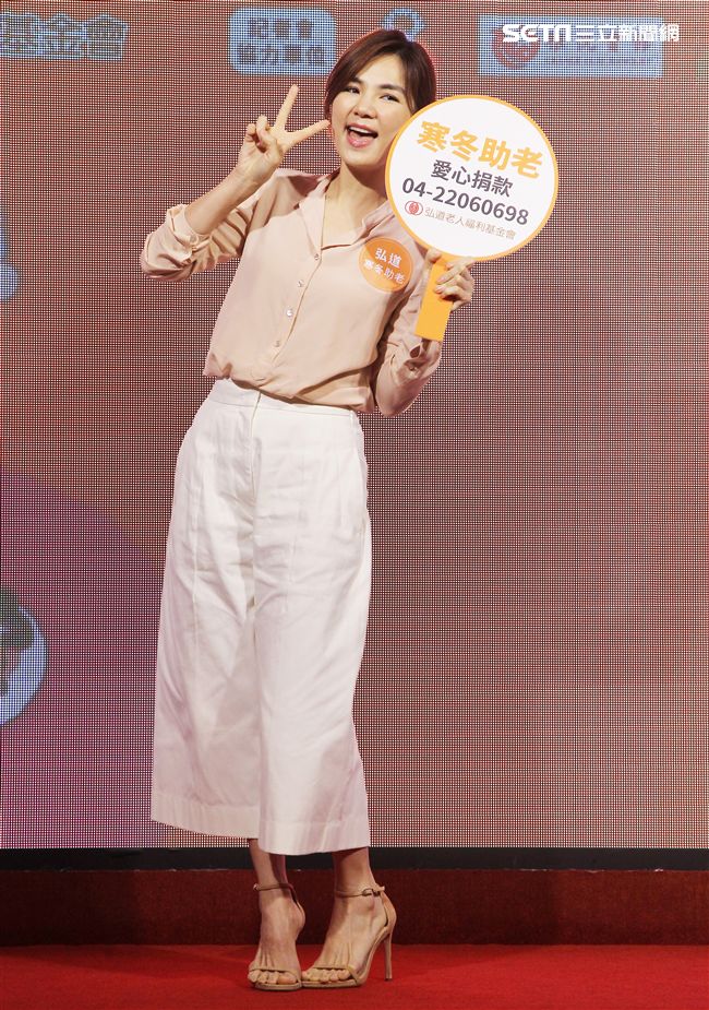 Ella陳嘉樺寒冬助老人陪92歲阿嬤圍爐。（記者邱榮吉/攝影）