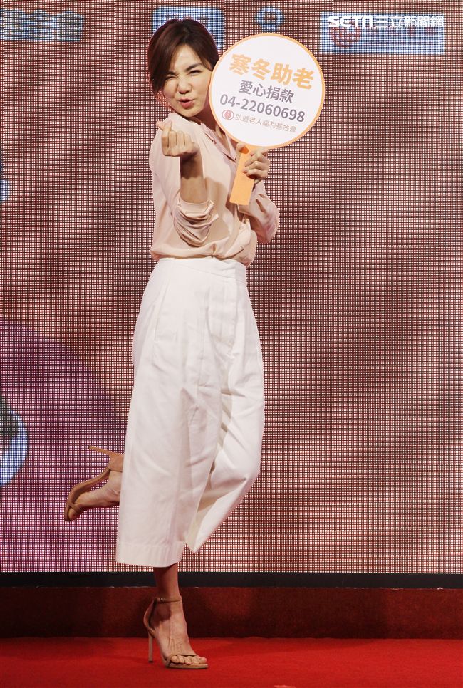 Ella陳嘉樺寒冬助老人陪92歲阿嬤圍爐。（記者邱榮吉/攝影）