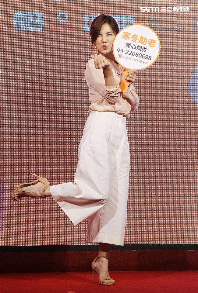 Ella陳嘉樺寒冬助老人陪92歲阿嬤圍爐。（記者邱榮吉/攝影）