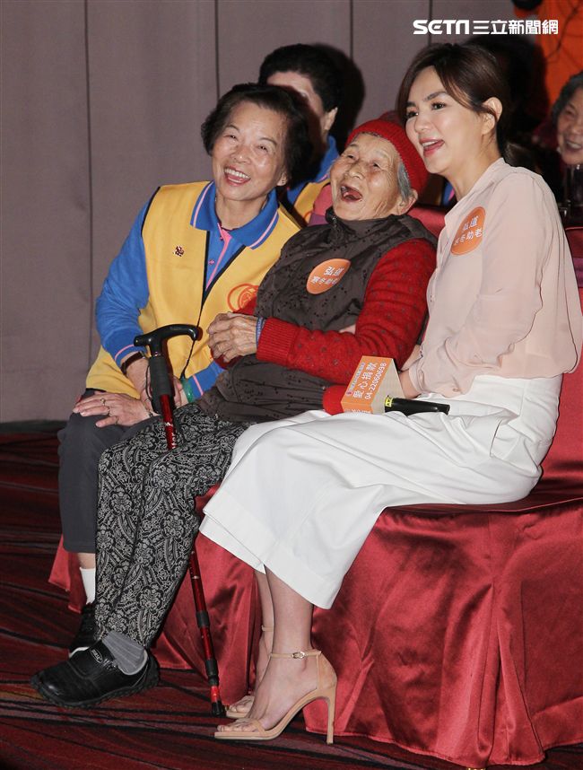 Ella陳嘉樺寒冬助老人陪92歲阿嬤圍爐。（記者邱榮吉/攝影）