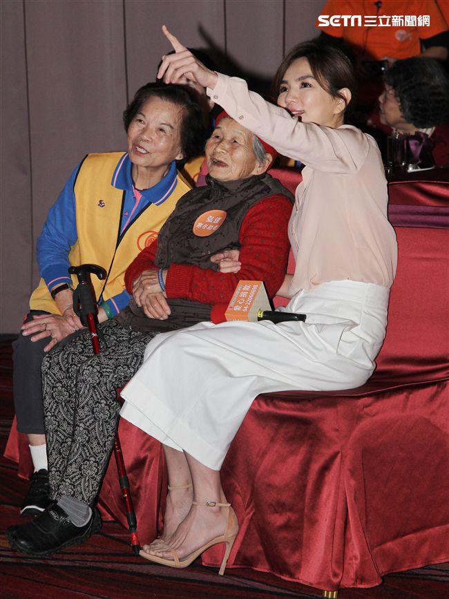 Ella陳嘉樺寒冬助老人陪92歲阿嬤圍爐。（記者邱榮吉/攝影）