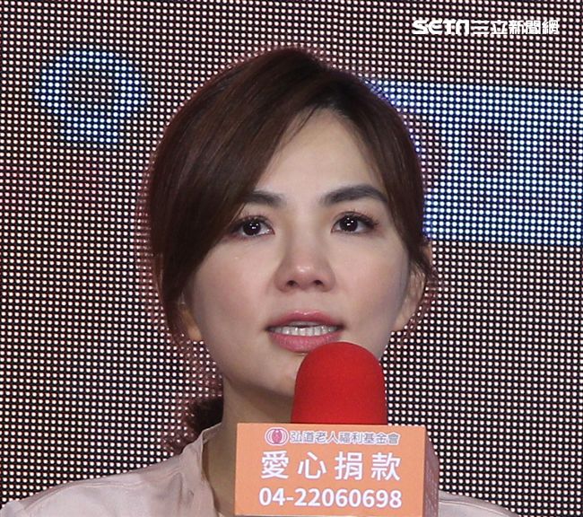 Ella陳嘉樺寒冬助老人陪92歲阿嬤圍爐。（記者邱榮吉/攝影）