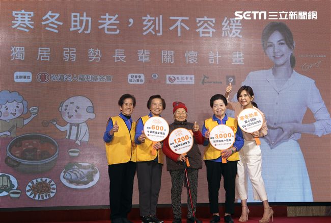 Ella陳嘉樺寒冬助老人陪92歲阿嬤圍爐。（記者邱榮吉/攝影）