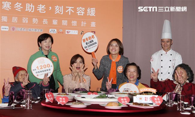 Ella陳嘉樺寒冬助老人陪92歲阿嬤圍爐。（記者邱榮吉/攝影）