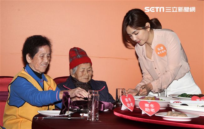 Ella陳嘉樺寒冬助老人陪92歲阿嬤圍爐。（記者邱榮吉/攝影）