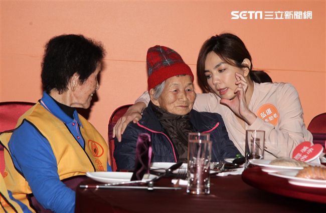 Ella陳嘉樺寒冬助老人陪92歲阿嬤圍爐。（記者邱榮吉/攝影）