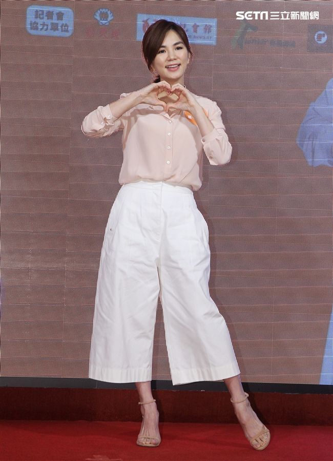 Ella陳嘉樺寒冬助老人陪92歲阿嬤圍爐。（記者邱榮吉/攝影）