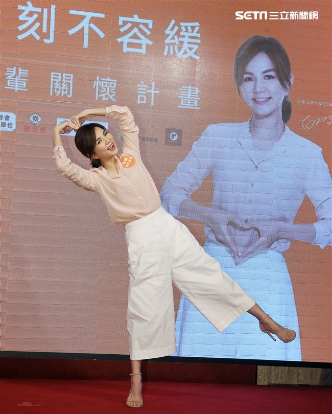 Ella陳嘉樺寒冬助老人陪92歲阿嬤圍爐。（記者邱榮吉/攝影）