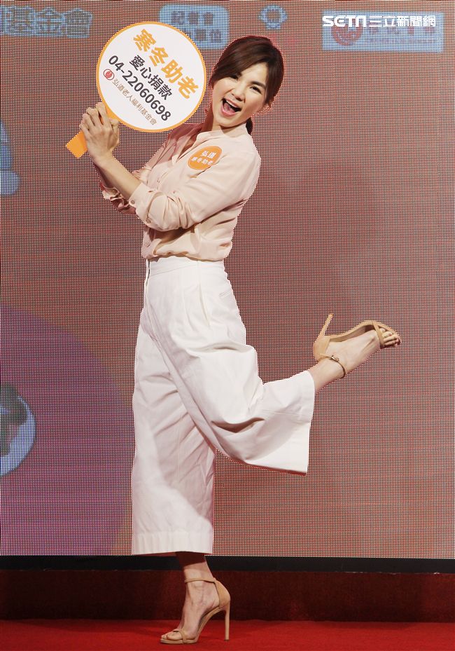 Ella陳嘉樺寒冬助老人陪92歲阿嬤圍爐。（記者邱榮吉/攝影）