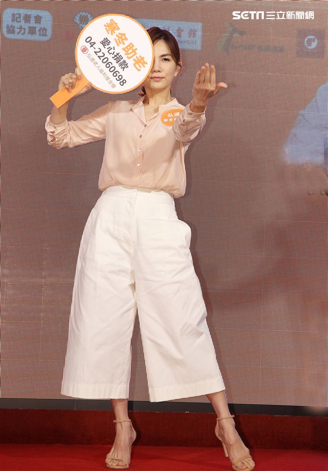 Ella陳嘉樺寒冬助老人陪92歲阿嬤圍爐。（記者邱榮吉/攝影）