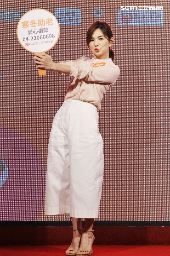 Ella陳嘉樺寒冬助老人陪92歲阿嬤圍爐。（記者邱榮吉/攝影）