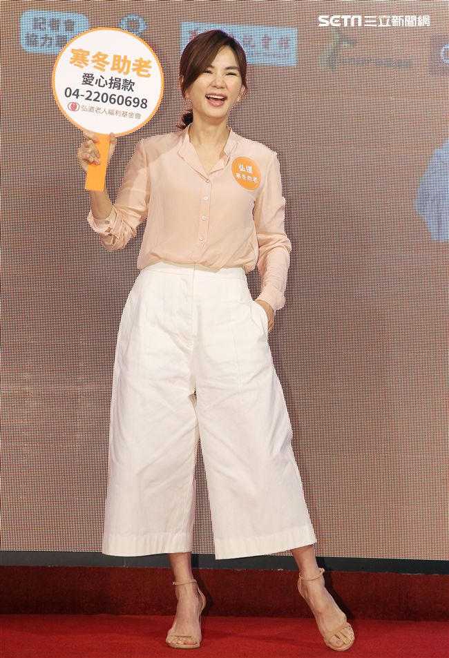 Ella陳嘉樺寒冬助老人陪92歲阿嬤圍爐。（記者邱榮吉/攝影）
