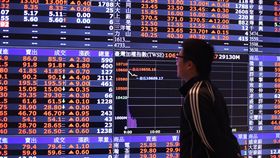 台股狗年開紅盤  早盤大漲230.65點台北股市21日狗年開紅盤，開盤大漲138.7點，加權股價指數為10559.79點，成交金額新台幣54.54億元。不久衝上10651.74點，大漲230.65點，蘋概股三巨頭欣欣向榮，股市一掃年前頹勢。中央社記者吳翊寧攝  107年2月21日