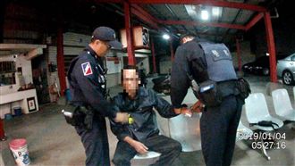 偷車賊睡宮廟被警逮　竟崩潰痛哭哀嚎