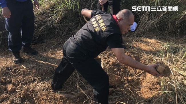 救難隊員遭殺害！屍體丟埋「舊墓」中
