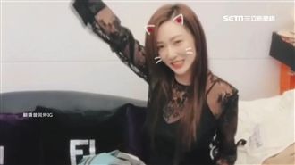 曾莞婷跳舞忘動作　羞鑽沙發萌翻網友